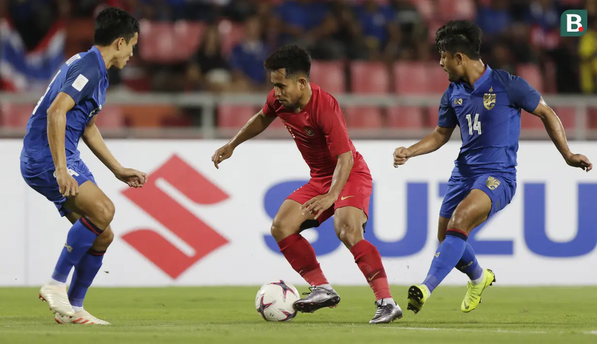 Gelandang Timnas Indonesia, Andik Vermansah, menggiring bola saat melawan Thailand pada laga Piala AFF 2018 di Stadion Rajamangala, Bangkok, Sabtu (17/11). Thailand menang 4-2 dari Indonesia. (Bola.com/M. Iqbal Ichsan)