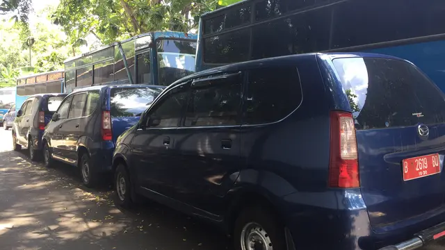Puluhan mobil berpelat merah terparkir tanpa perawatan di halaman belakang Gedung DPR. (Liputan6.com/Devira Prastiwi)