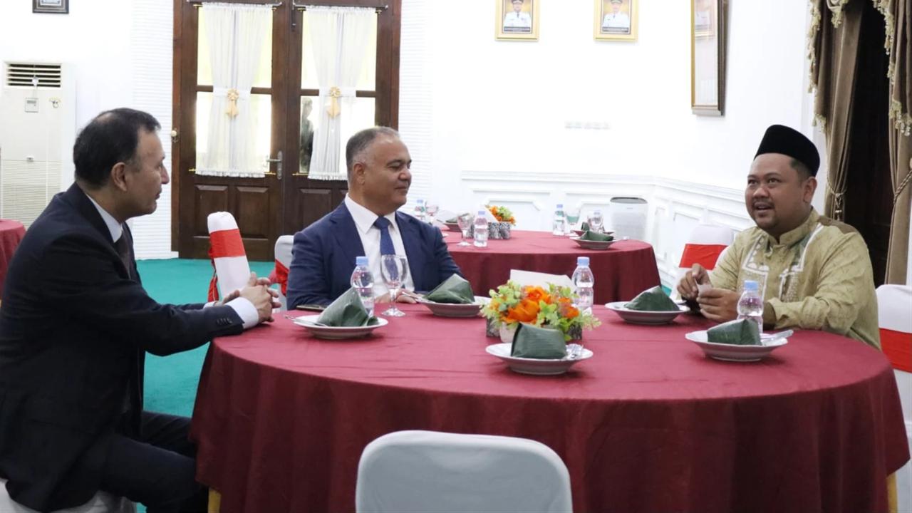 Bupati Gresik Dampingi Gubernur Samarkand Uzbekistan Ziarah ke Makam Maulana Malik Ibrahim