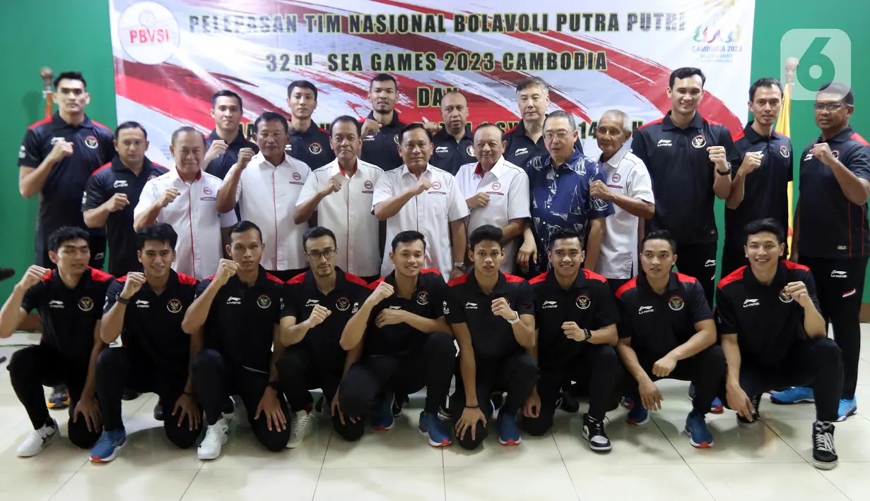 Ketua Umum PBVSI, Imam Sudjarwo (tengah) berfoto bersama Timnas Voli Putra Indonesia usai seremoni pelepasan kontingen menuju ajang SEA Games 2023 Kamboja di Padepokan Voli Jenderal Polisi Kunarto, Sentul, Jawa Barat, Sabtu (29/4/2023). (Liputan6.com/Helmi Fithriansyah)
