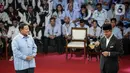 Prabowo Subianto (kiri) dan Anies Baswedan saat debat perdana Pilpres 2024 di halaman Gedung Komisi Pemilihan Umum (KPU), Selasa (12/12/2023). (Liputan6.com/Faizal Fanani)