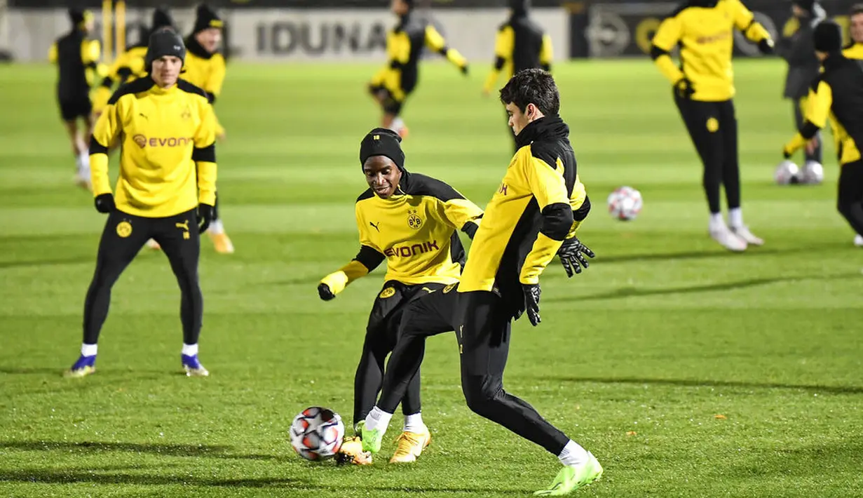 Pemain Borussia Dortmund, Youssoufa Moukoko berebut bola dengan Giovanni Reyna pada sesi latihan jelang laga Liga Champions, Selasa (24/11/2020). Dortmund akan berhadapan dengan Club Brugge. (AP/Martin Meissner)