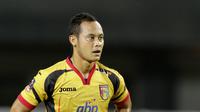 Gelandang Mitra Kukar, Atep, saat melawan Bali United pada laga Piala Presiden 2019 di Stadion Patriot, Jawa Barat, Minggu (3/3). Bali United menang 3-0 atas Mitra Kukar. (Bola.com/M Iqbal Ichsan)