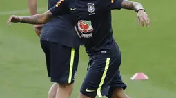 Striker Brasil, Neymar, mengikuti sesi latihan bersama timnas Brasil jelang laga kualifikasi piala dunia 2018 di Porto Alegre, Brasil, Selasa (29/8/2017). Brasil akan berhadapan dengan Ekuador. (AP/Andre Penner)