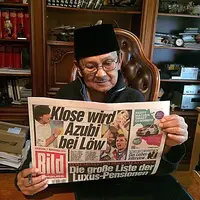 BJ Habibie sedang membaca koran (Facebook/The Habibie Center)