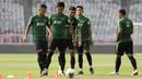 Pemain Timnas Indonesia saat latihan jelang laga Kualifikasi Piala Dunia 2022 di SUGBK, Jakarta, Rabu (2/10). Indonesia akan berhadapan dengan Uni Emirat Arab. (Bola.com/M Iqbal Ichsan)