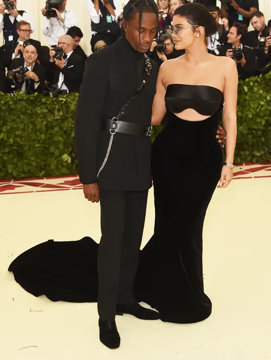 Kylie pun sepertinya sangat menikmati Met Gala untuk pertama kalinya bersama dengan Travis Scott. (Jamie McCarthy  GETTY IMAGES NORTH AMERICA  AFP)