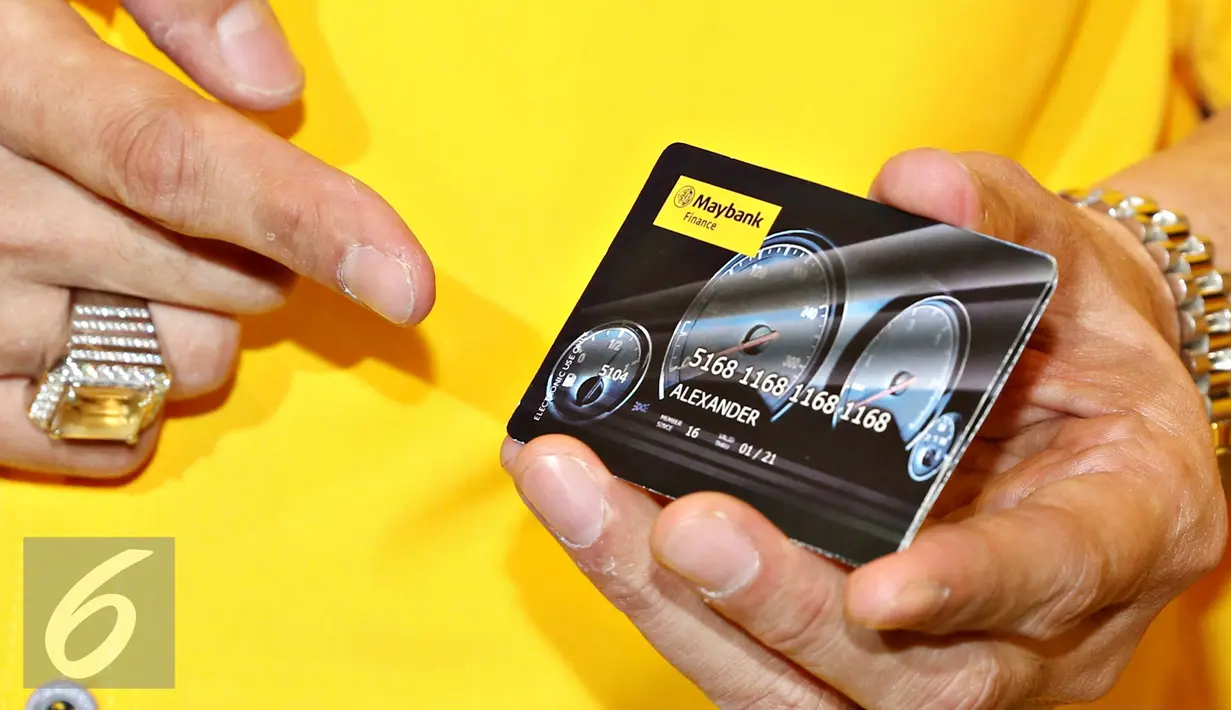 Presiden Direktur Maybank Finance Alexander memperlihatkan kartu Maybank Finance ke awak media pada saat meresmikan identitas baru BII Finance di Jakarta, Kamis (7/1). (Liputan6.com/Immanuel Antonius)