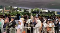 Antre Panas Demi Prabowo dan Sembako di Istana
