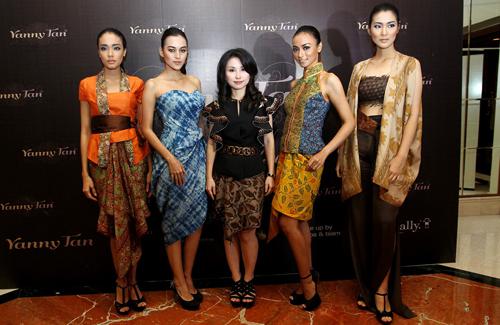 Yanny Tan bersama para model | Foto: copyright Vemale.com