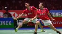 Pasangan Indonesia Praveen Jordan/Melati Daeva Oktavianti mengembalikan kok kepada pasangan Thailand Dechapol Puavaranukroh/Sapsiree Taerattanachai pada laga final ganda campuran All England 2020 di Birmingham, Inggris, Minggu (15/3/2020). Indonesia menang 2-1. (AP Photo/Rui Vieira)