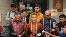 Mantan Wakil Menteri Hukum dan HAM, Denny Indrayana (tengah) memberikan pernyataan usai mengajukan nama saksi kepada penyidik di gedung Bareskrim Mabes Polri Jakarta, Senin (5/10/2015). (Liputan6.com/Helmi Fithriansyah)