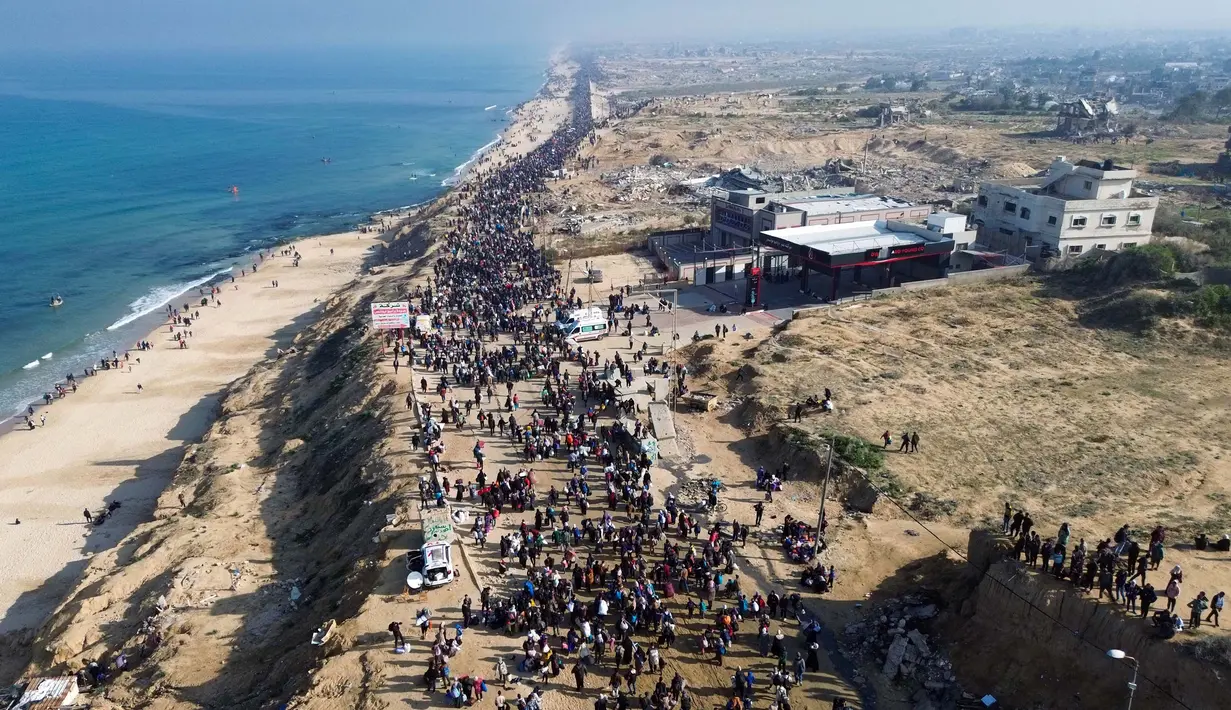 Puluhan ribu warga Palestina kembali dengan berjalan kaki melalui jalan di pesisir pantai menuju Gaza. (Foto oleh AFP)