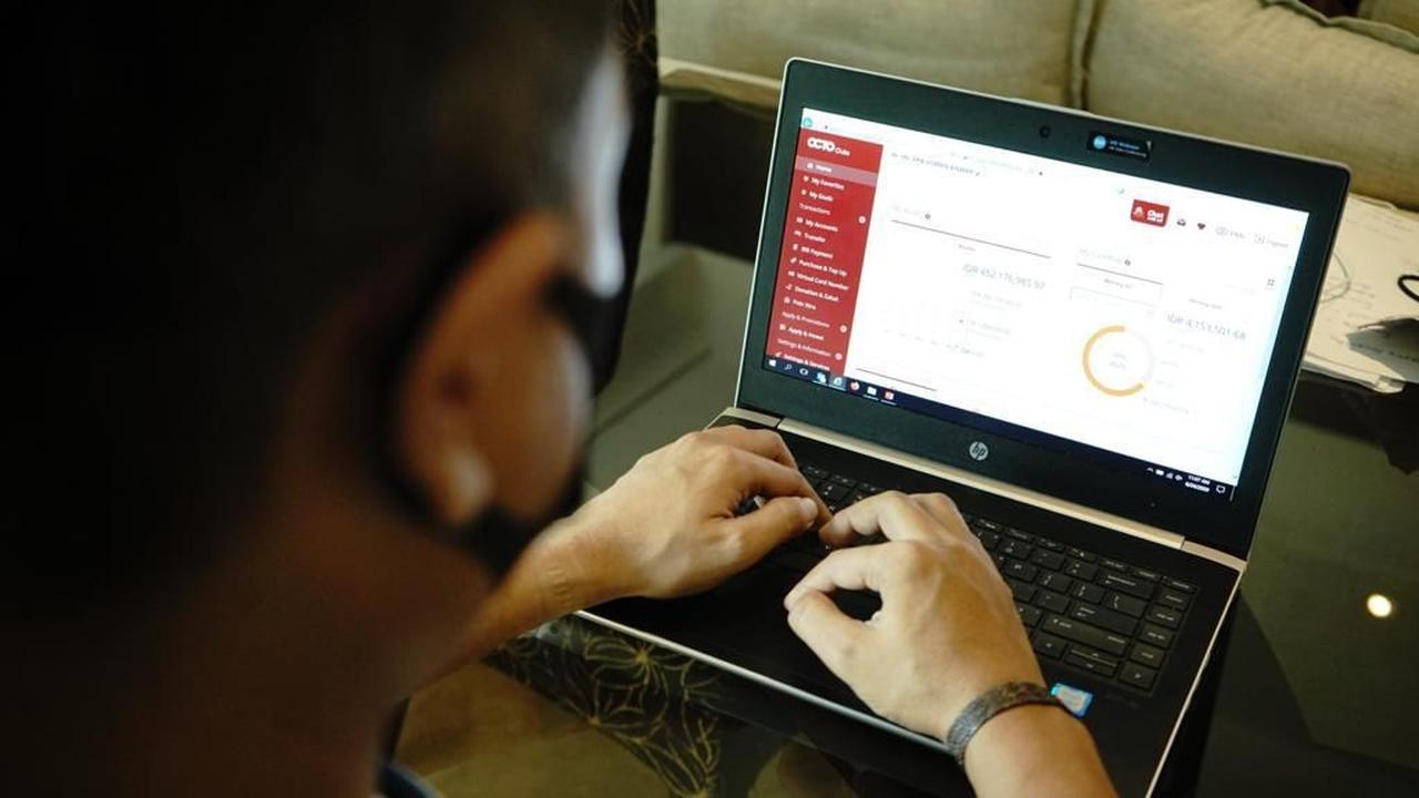 Nasabah CIMB Niaga sedang bertransaksi menggunakan internet banking OCTO Clicks.