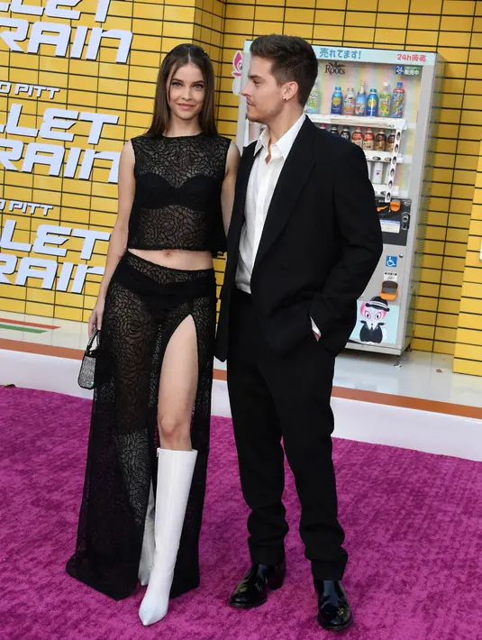 <p>Aktor Dylan Sprouse (kanan) dan model Barbara Palvin menghadiri pemutaran perdana film Bullet Train di Regency Village Theatre, Los Angeles, California, Amerika Serikat, 1 Agustus 2022. Sprouse melengkapi penampilannya dengan celana hitam dan sepatu hitam mengkilap. (Jon Kopaloff/Getty Images/AFP)</p>