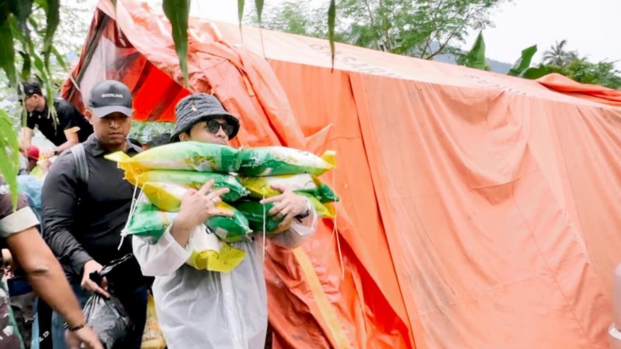 Potret Atta Datang ke Ternate untuk Serahkan Bantuan