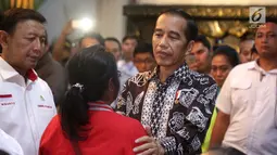 Presiden Joko Widodo berbincang dengan keluarga korban Lion Air JT 610 di Crisis Center Gedung VIP Bandara Soekarno-Hatta, Tangerang, Senin (29/10). Jokowi memerintahkan kepada jajaran untuk bekerja hingga malam hari. (Liputan6.com/Fery Pradolo).
