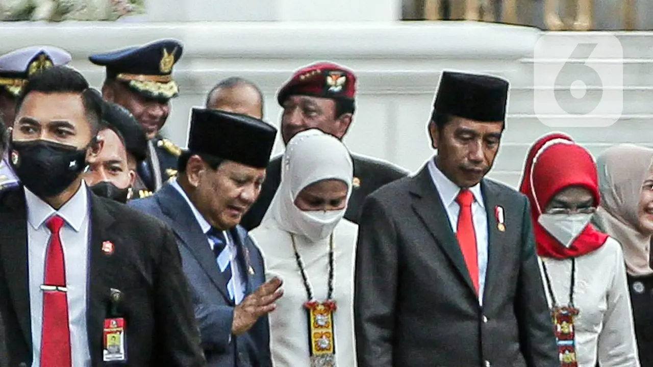 Presiden Jokowi Saksikan Defile Tiga Matra TNI