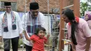 Wagub DKI Jakarta, Djarot Saiful Hidayat bermain dengan salah satu anak saat meninjau beberapa sarana dan fasilitas Ruang Publik Terpadu Ramah Anak (RPTRA) Pola Pinang, Pondok Labu, Jakarta Selatan, Kamis (13/10). (Liputan6.com/Yoppy Renato)