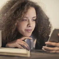 Ilustrasi Penipuan Aplikasi Kencan Online Credit: pexels.com/AndreaPiacquadio