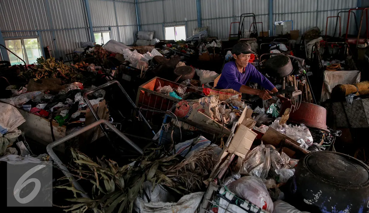 Pekerja memilah sampah di Tempat Penglolahan Sampah Terpadu (TPST) Modern di Jalan Galur Sari,  Jakarta (6/11). Puluhan gerobak sampah tertahan akibat belum normalnya pengiriman sampah ke TPST Bantar Gebang. (Liputan6.com/Faizal Fanani)