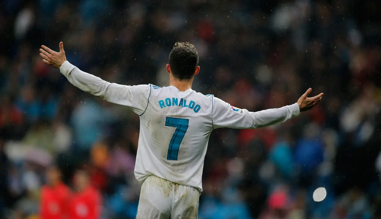 Penyerang Real Madrid Cristiano Ronaldo saat melawan Villarreal dalam pertandingan Liga Spanyol di stadion Santiago Bernabeu di Madrid, Spanyol (13/1). Real Madrid kalah 1-0 atas Villarreal. (AP Photo/Paul White)