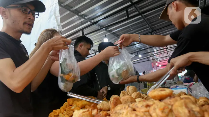 Pasar Takjil Benhil Masih Jadi Primadona Warga Berburu Penganan Berbuka Puasa