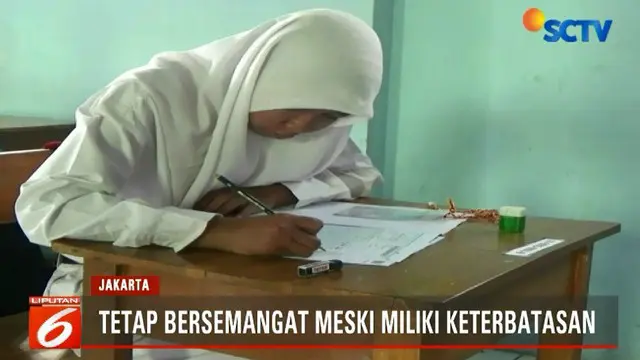 Meski memiliki keterbatasan fisik, Hanifah cukup bersemangat mengikuti ujian Bahasa Indonesia di hari pertama pelaksanaan USBN.