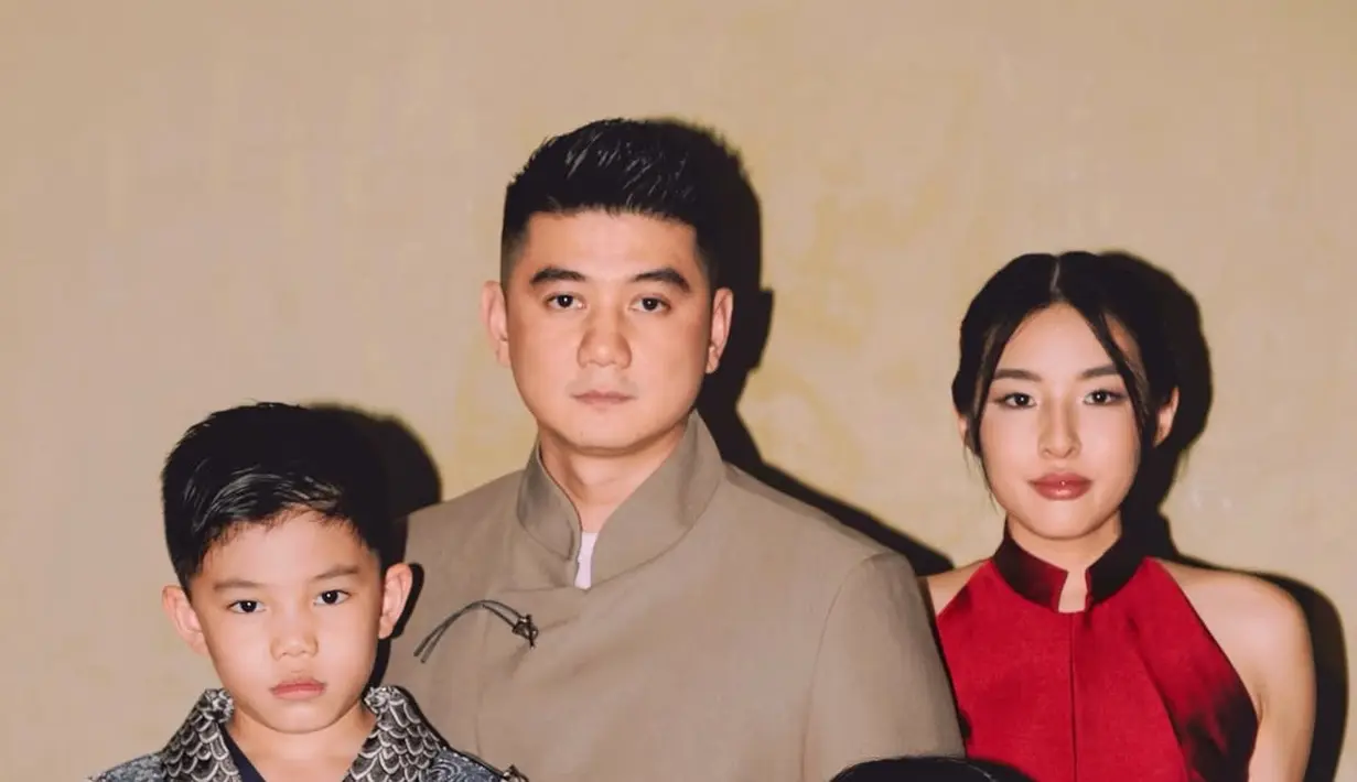 Kedua putra Chef Arnold kenakan changsan dengan warna berbeda yang terlihat mewah [@tiffanysoetanto]