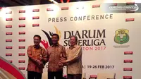 Ketua Umum PP PBSI Wiranto didampingi Direktur Djarum Superliga Badminton Achmad Budiharto (kiri) dan Direktur PT Djarum Yan Haryadi Susanto dalam jumpa pers Djarum Superliga Badminton 2017 di Hotel Indonesia Kempinski, Jakarta, Rabu (11/1/2017).