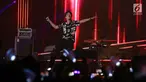 Penampilan vokalis pop rock asal Korea Selatan, CNBLUE Jung Yong Hwa saat konser bertajuk Between Us di Indonesia Convention Exhibition (ICE) BSD, Tangerang Selatan, Sabtu (15/7). (Liputan6.com/Herman Zakharia)