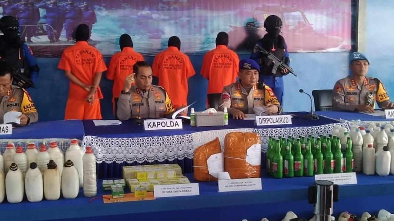 Direktorat Kepolisian Air dan Udara (Ditpolairud) Kepolisian Daerah Sulawesi Selatan menangkap empat orang nelayan yang diduga melakukan pengerusakan biota laut dengan menggunakan bom ikan.&nbsp;