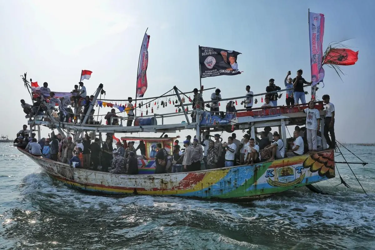 Relawan Ganjaran Buruh Berjuang (GBB) berupaya melestarikan budaya daerah dengan ikut serta memeriahkan perayaan upacara nadran dan sedekah laut di Mertasinga, Kecamatan Gunungjati, Kabupaten Cirebon, Jawa Barat pada Minggu (24/12) (Istimewa)