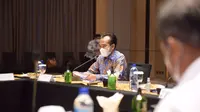Sekretaris Kementerian Koordinator Bidang Perekonomian Susiwijono Moegiarso mengadakan rapat bersama BP Batam dan stakeholder terkait lainnya di Batam, Jumat (25/2/2022). (Dok ekon.go.id)