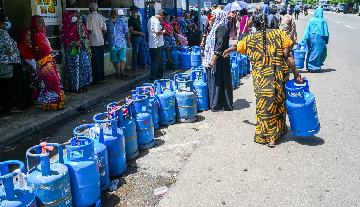 Tabung gas LPG milik warga berjajar saat antrean pembelian di sebuah depo penjualan di tengah krisis ekonomi yang melanda di Kota Kolombo, Sri Lanka, Senin (23/5/2022). Akibat kelangkaan bahan bakar, antrean panjang mengular di depan depo penjualan di jalanan Kolombo pada pekan ini. (AFP/ISHARA S. KODIKA)