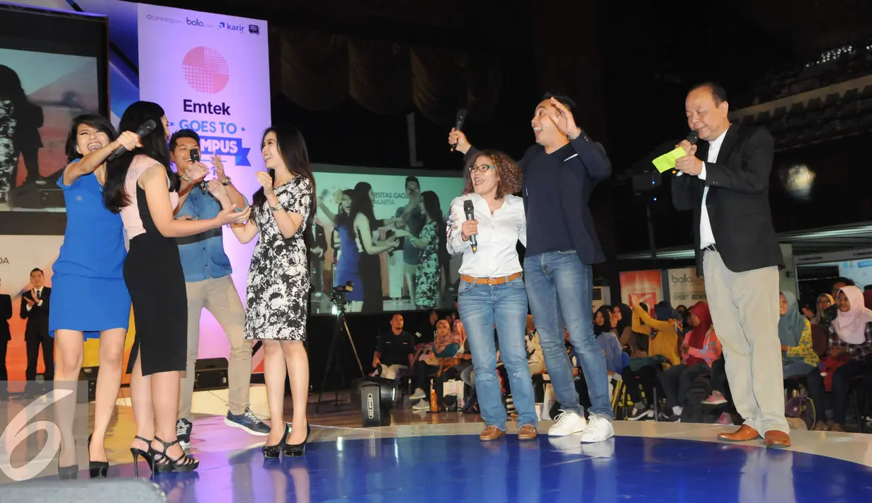 Ekspresi kebahagian para konstentan diatas panggung saat salah satu juri mengumumkan pemenang News Presenters Competition EGTC 2016 di Universitas Gadja Mada, Yogyakarta, Kamis (3/11). (Liputan6.com/Helmi Affandi)