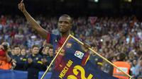 Eric Abidal tinggalkan Barcelona pada musim 2013/2014 ke AS Monaco dengan status bebas transfer. Ia tercatat telah membela Blaugrana selama lima musim dan telah sumbangkan dua gelar Liga Champions, empat trofi La Liga, dan dua Copa del Rey. (Foto: AFP/Lluis Gene)