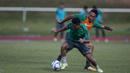 Pemain Timnas Indonesia U-22. Evan Dimas, menggocek Ezra Walian saat latihan di Stadion UKM, Selangor, Senin (14/8/2017). Ini merupakan latihan terakhir jelang laga SEA Games melawan Thailand. (Bola.com/Vitalis Yogi Trisna)