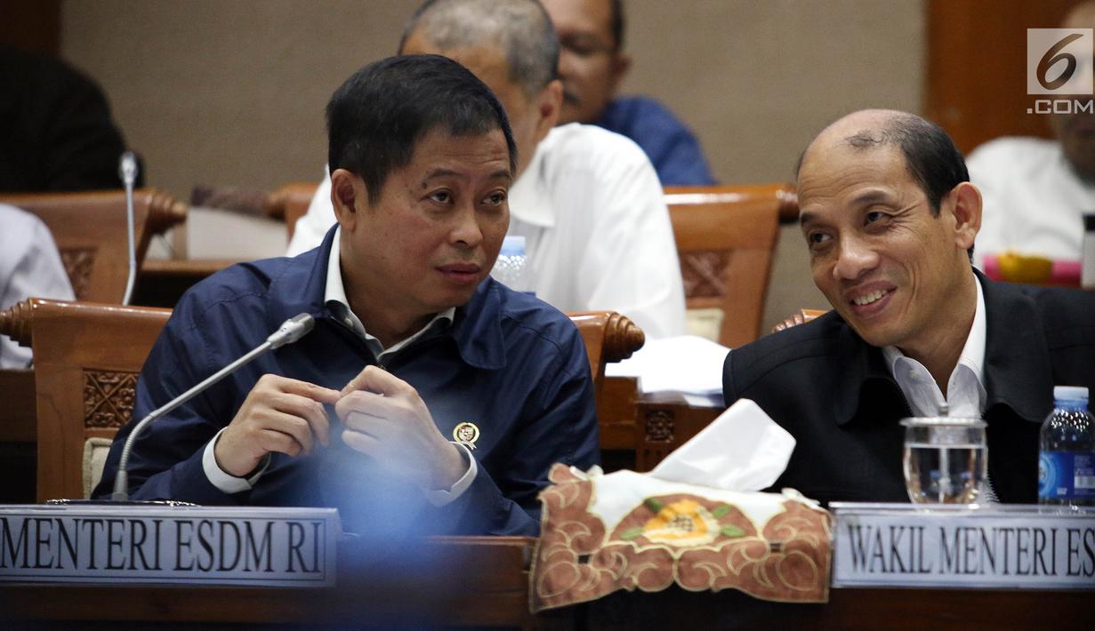 Menteri ESDM, Ignasius Jonan (tengah) didampingi Wakil Menteri ESDM, Arcandra Tahar (kanan) saat rapat kerja dengan Komisi VII di Gedung Parlemen, Senayan, Jakarta, Rabu (28/8/2019). Komisi VII DPR RI memanggil Menteri ESDM untuk membahas asumsi makro sektor ESDM. (Liputan6.com/Johan Tallo)