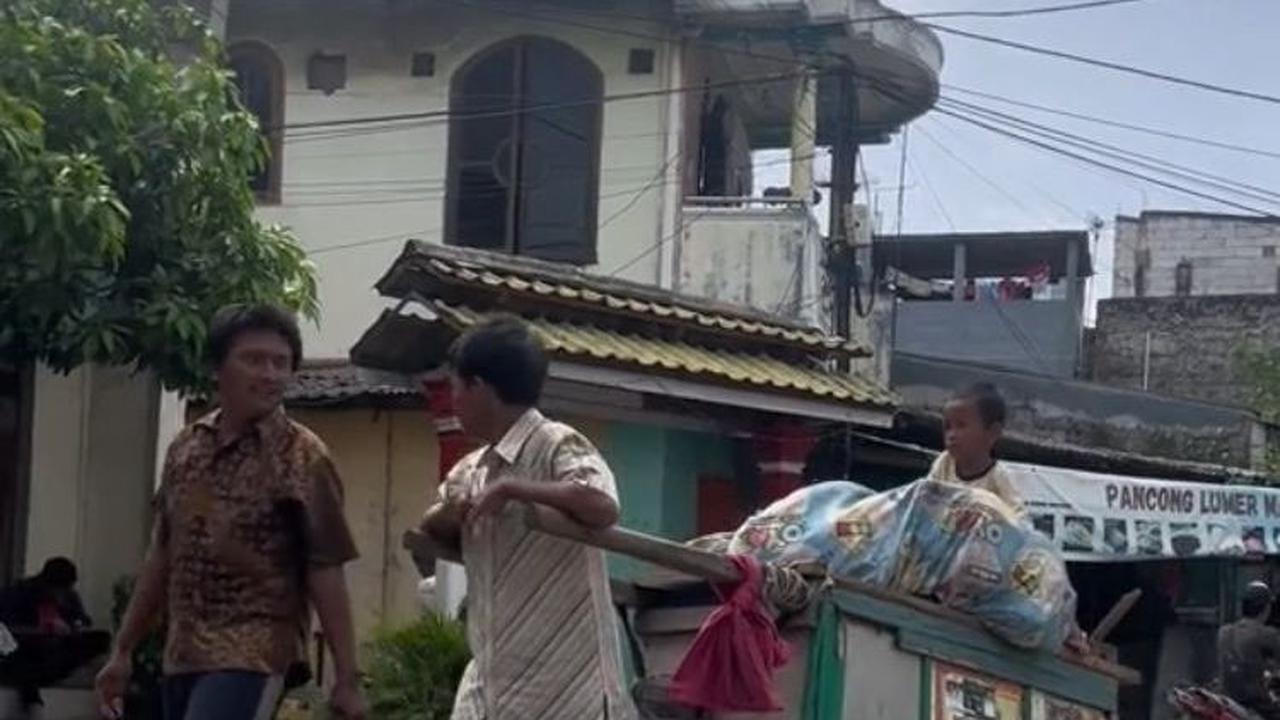 Rumah Kontrak dan Harus Nafkahi Lima Anak, Sosok Ayah Ini Kerja Sehari Penuh Hanya Dapat Rp 15 Ribu
