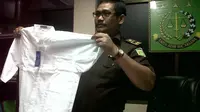 Kejati Riau perlihatkan baju koko yang diduga mengandung korupsi. (Liputan6.com/ M Syukur)