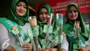 Simpatisan perempuan muda PPP kubu Djan Faridz membagikan bunga kepada pegawai dan pengunjung di Kantor Kementerian Hukum dan Ham, Jakarta, Senin (11/1). Aksi damai tersebut mendesak penyelesaian konflik pengurusan partai PPP. (Liputan6.com/Faizal Fanani)