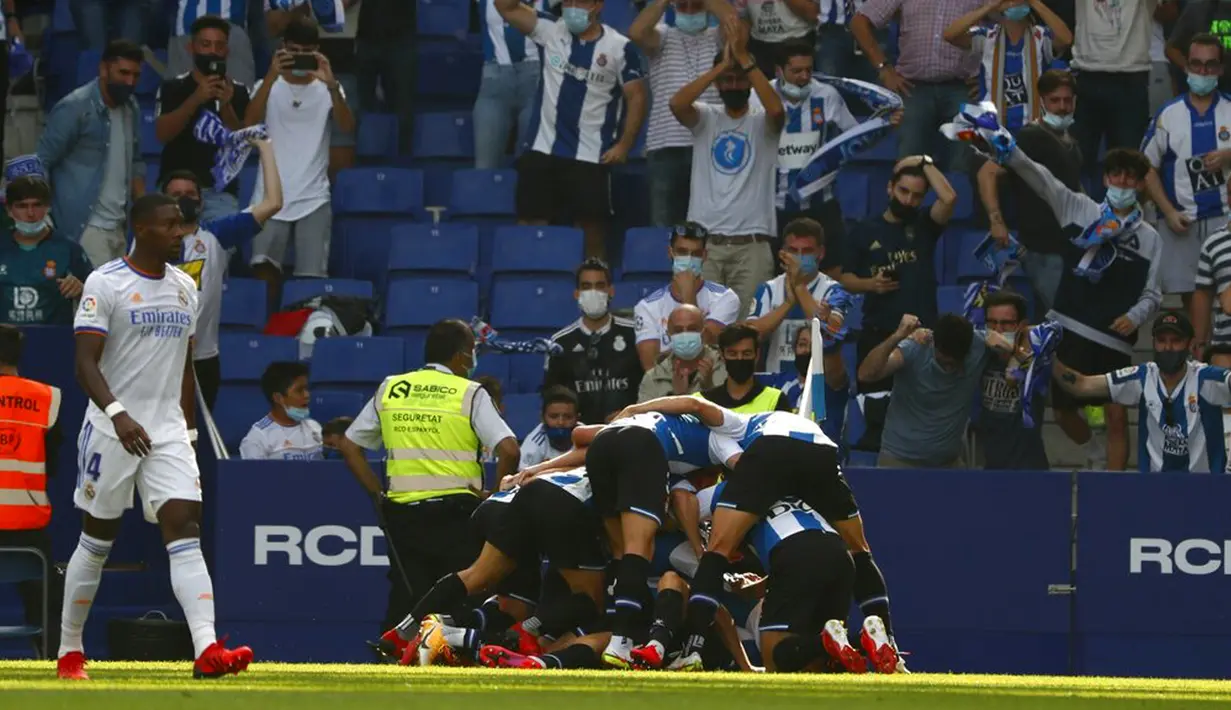 Para pemain RCD Espanyol melakukan selebrasi usai mencetak gol ke gawang Real Madrid pada pertandingan La Liga Spanyol di Stadion Cornella-El Prat, Barcelona, Spanyol, Minggu (3/10/2021). Real Madrid kalah 1-2. (AP Photo/Joan Monfort)