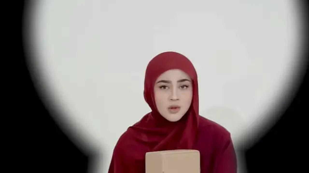 7 Outfit Merah Putih Hijab Artis, Cocok Dipakai Jalan Santai dan Lomba