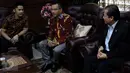 Anggota Komisi X Anang Hermansyah (tengah) saat berdiskusi dengan Wakil ketua DPR Taufik Kurniawan (kanan) di Kompleks MPR/DPR, Senayan, Jakarta,  (18/1). (Liputan6.com/Johan Tallo)