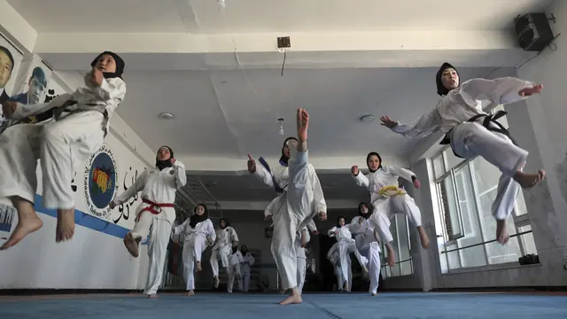 Berlatih Taekwondo untuk Pertahanan Para Gadis Afghanistan