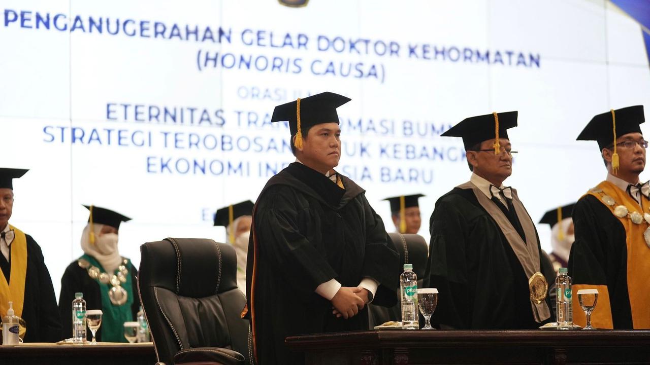 Menteri BUMN Erick Thohir mendapatkan gelar Doktor Kehormatan (Honoris Causa) Bidang Manajemen Strategis dari Universitas Brawijaya.