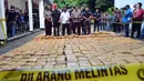 Wakapolda Metro Jaya, Brigjen Purwadi didampingi Dir narkoba Kombes Suwondo Nainggolan menunjukkan barang bukti narkoba jenis ganja jaringan Aceh-Jakarta-Bogor saat rilis di Polda Metro, Jakarta, Senin (30/7). (Merdeka.com/Arie Basuki)