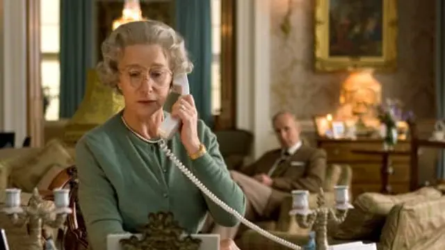 Helen Mirren menjadi Ratu Elizabeth II dalam film The Queen. (Foto: Dok. Pathé Renn Production/ IMDb)