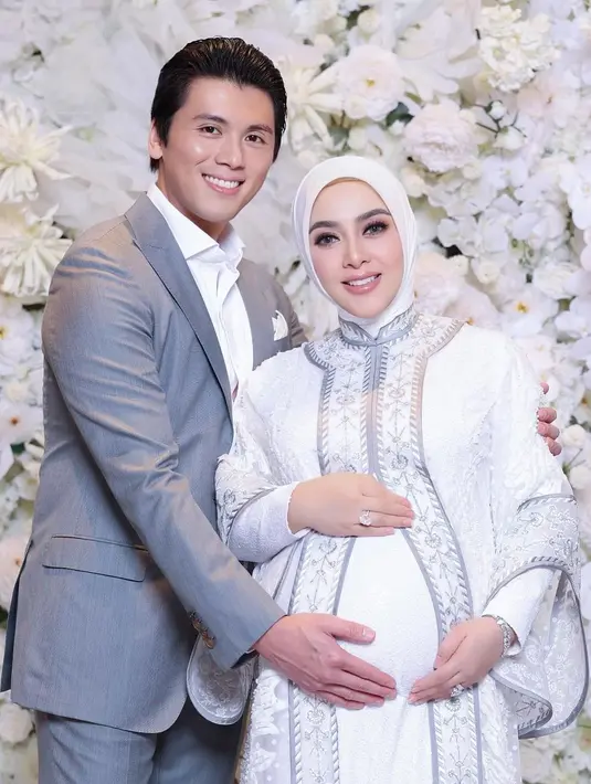 Syahrini mengenakan inner putih polos yang ditumpuknya dengan outerwear berbordir floral yang cantik, dengan detail leher tinggi seperti cheongsam. [Foto: Instagram/princessyahrini]